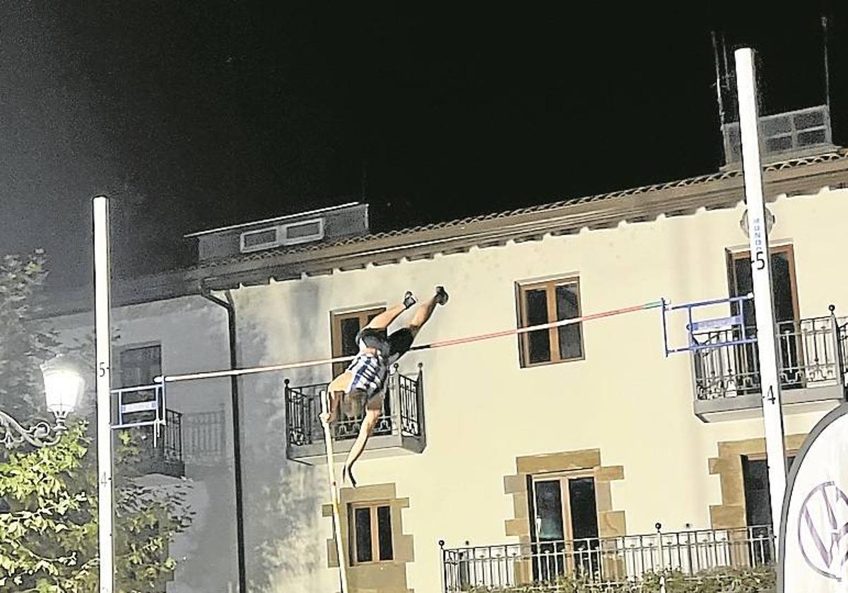 Ander Martinez de Rituerto realizó el mejor salto de la jornada, superando la altura de 4,80 metros.