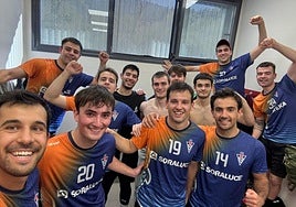 Celebración en el vestuario de los jugadores del Soraluce BKE de la primera territorial.