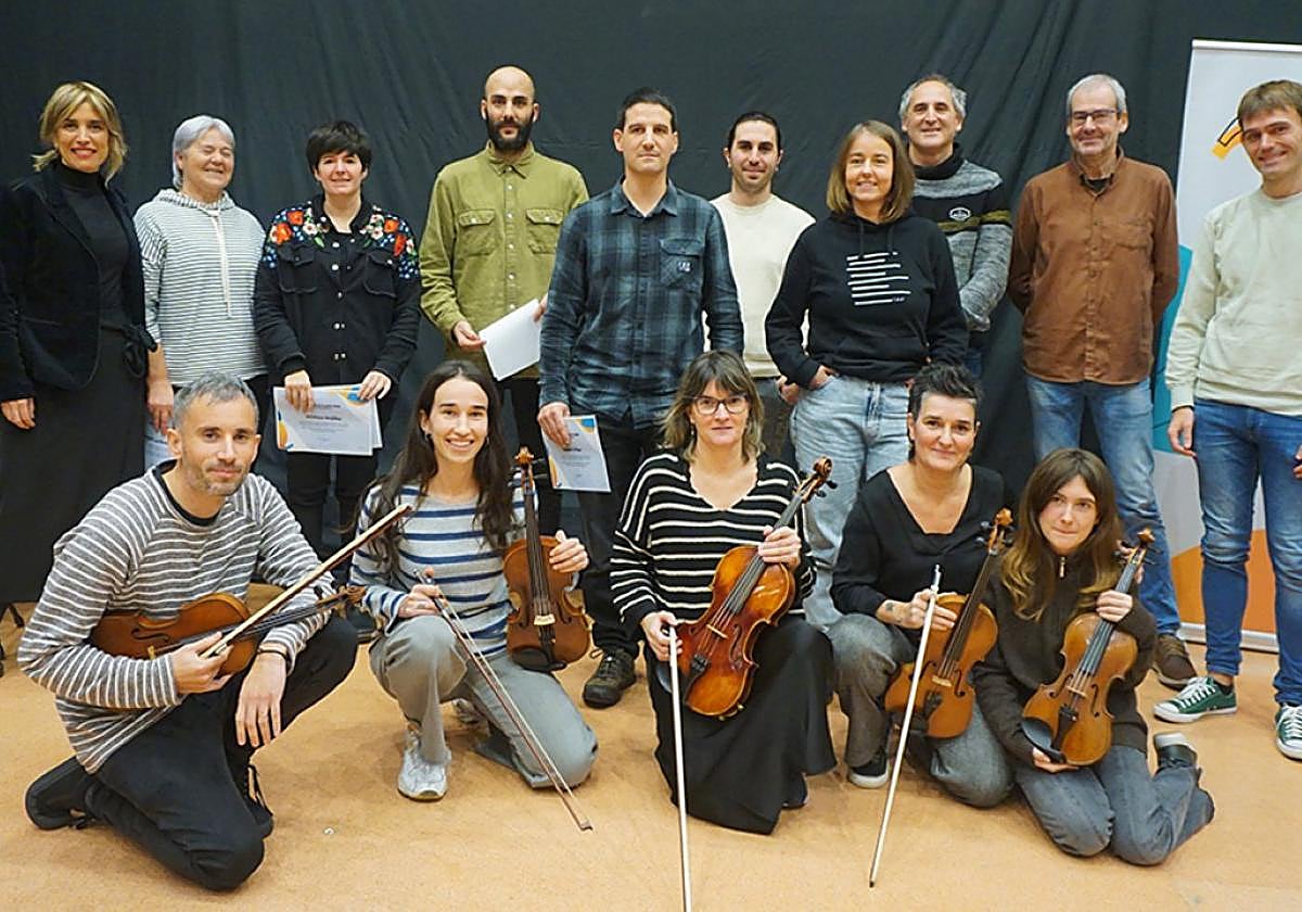 Euskaraz Gazte lehiaketako azken sarituak, udaleko ordezkari eta musikariekin batera.