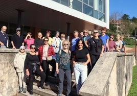 La concejala Olaia Lasa rodeada de un grupo de personas jubiladas a las puertas de Elorsoro.