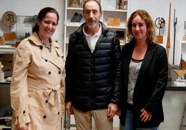 Miryam Galilea y la presidenta de Esku Hutsik María González, en su visita al taller de Burguera para conocer la obra.