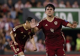Jon Mikel Aramburu celebra el gol que marcó ayer con Venezuela ante Paraguay.