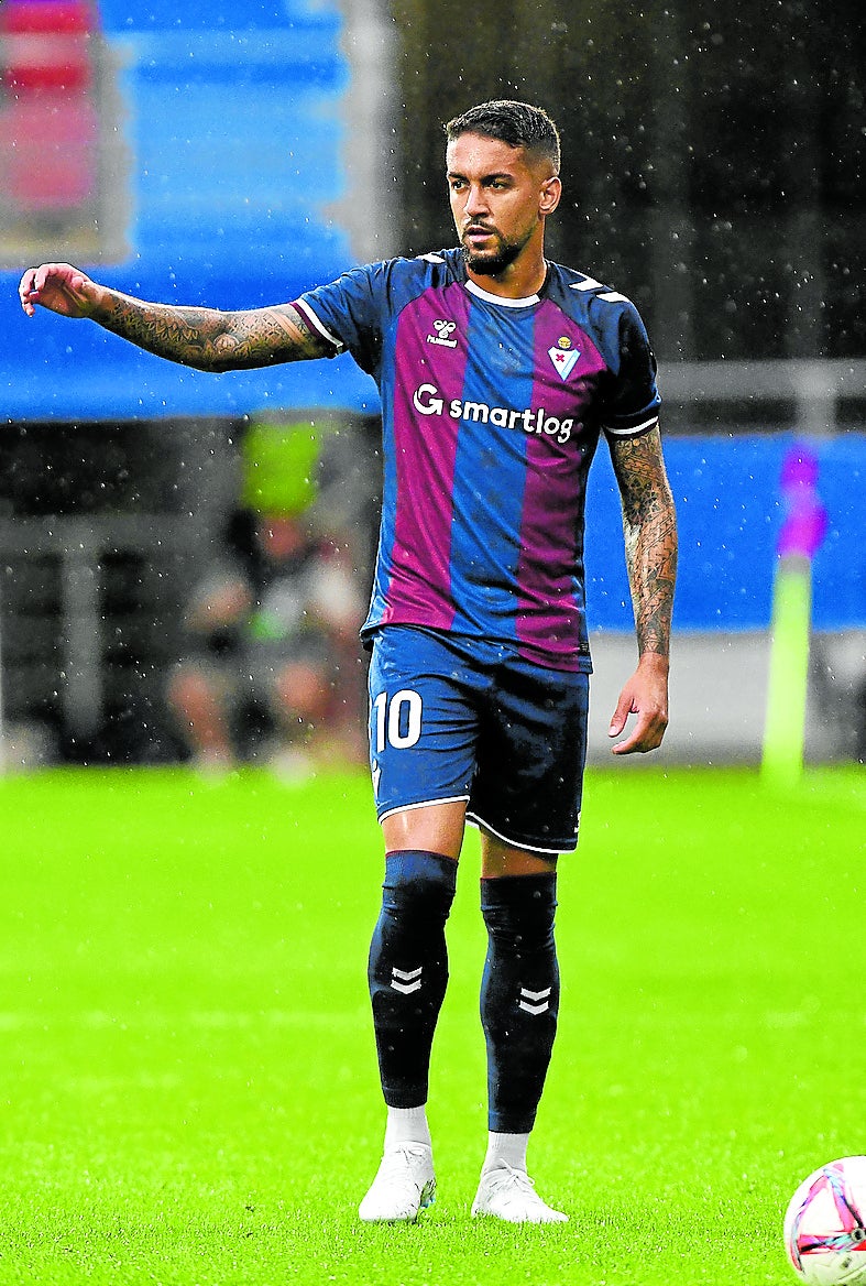 Matheus se dispone a colgar la pelota en un encuentro.