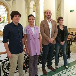 Alberto De la Hoz y Eva Juez, del PNV, junto con los socialistas Jon Iraola y Ana Telleria.