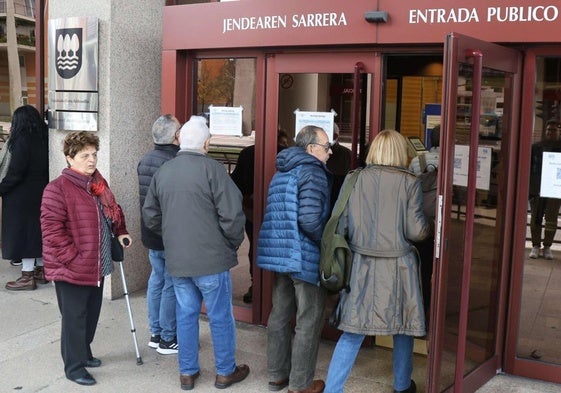 Varios mutualistas acuden a la sede central de la Hacienda de Gipuzkoa para reclamar.