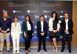 Lander Arriaga, Isabel Aguirrezabala, Azahara Domínguez, Carlos Romero, Eider Albizu y Niko Osinalde posan antes de dar comienzo a la jornada en DV Gunea.