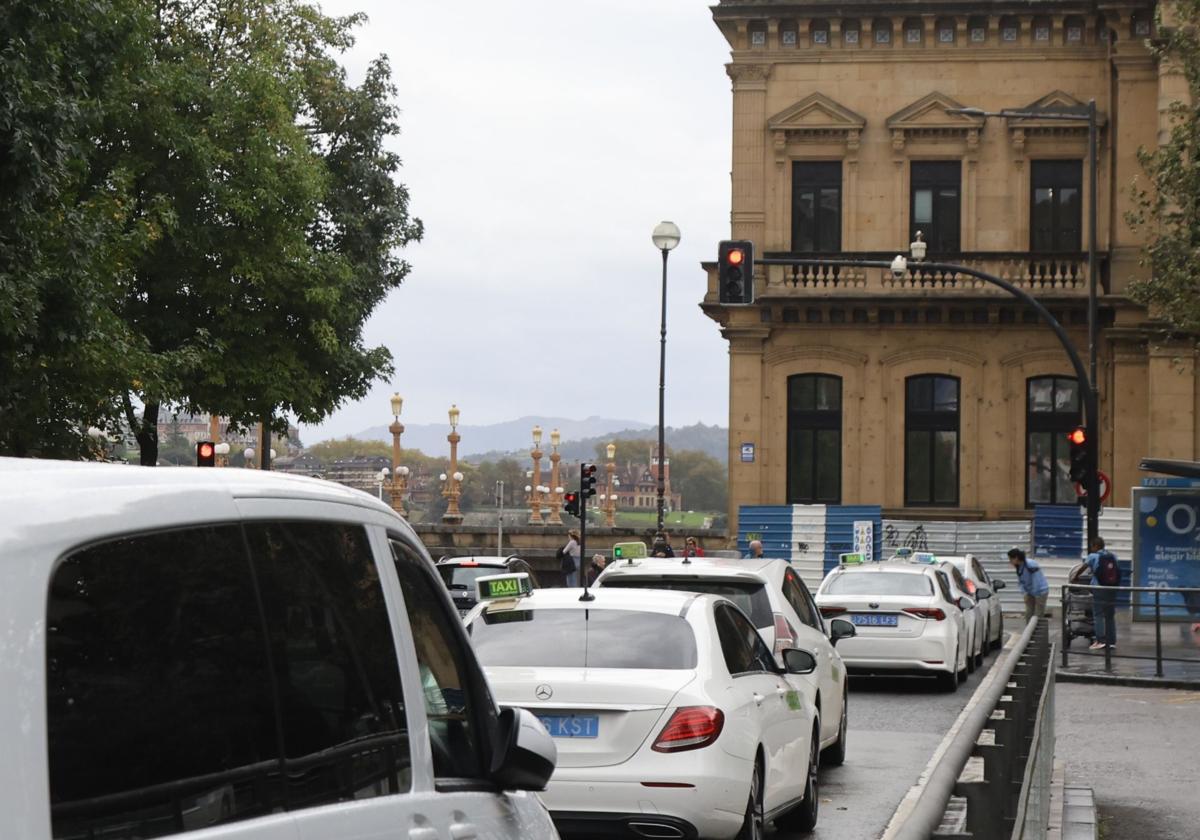 Taxis a la espera en el Boulevard de Donostia.