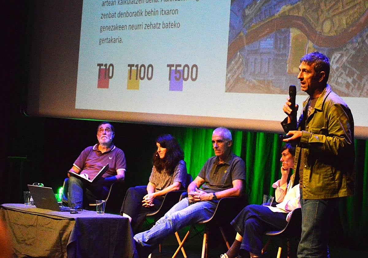 El alcalde explica los pormenores de la obra del puente Nuevo tras la intervención de los ponentes.