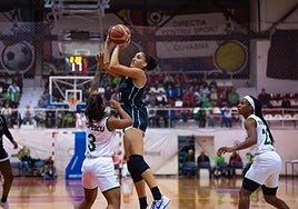 Niyah Becker lanza en suspensión ante la mirada de la base rumana, Popescu.