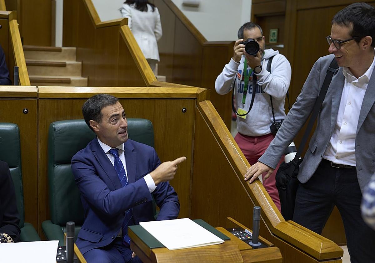 El lehendakari saluda a Pello Otxandiano, en una sesión del Parlamento Vasco.