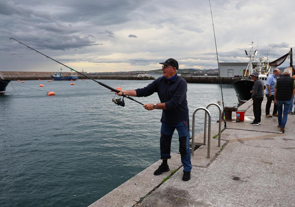 Un grupo de pescadores de ocio pesca con caña en el puerto de Hondarribia.