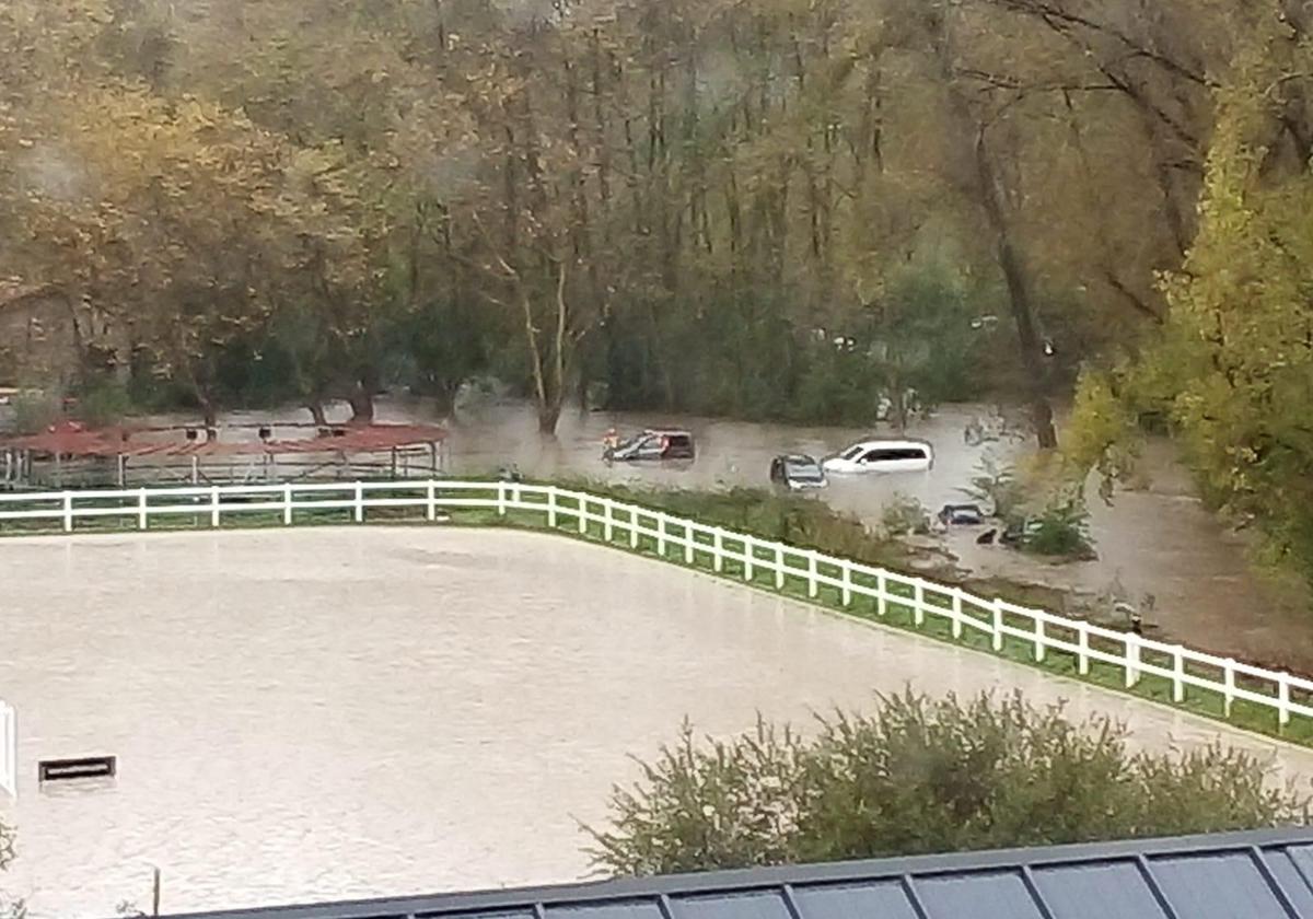 Vehículos atrapados en el agua en en el entorno de la regata de Jaizubia