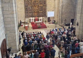 Ceremonia en la iglesia parroquial con Juan Mari Olaetxea.