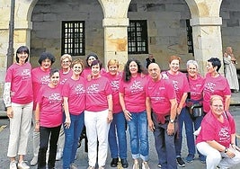 Integrantes de Katxalin y autoridades tras colocar el lazo.