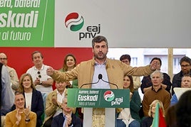Josu Mendicute, en un acto de campaña del PNV en Eibar.