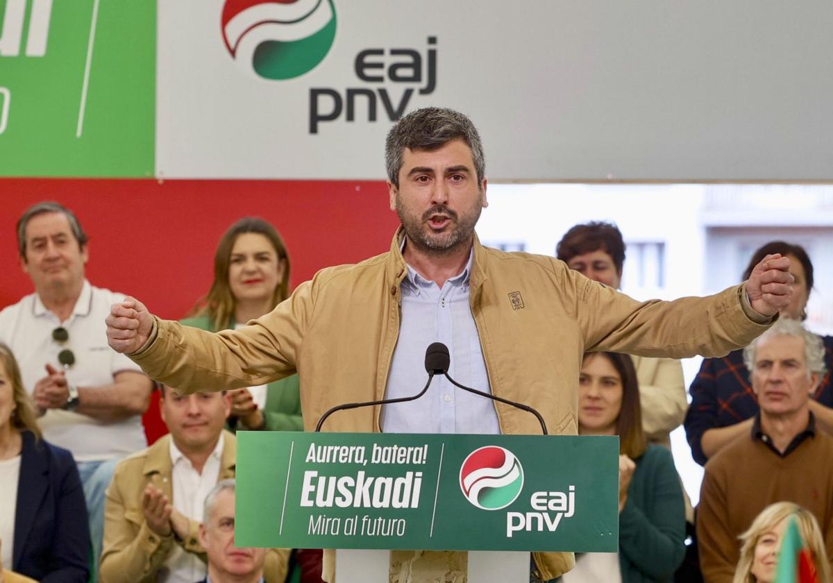 Josu Mendicute, en un acto de campaña del PNV en Eibar.