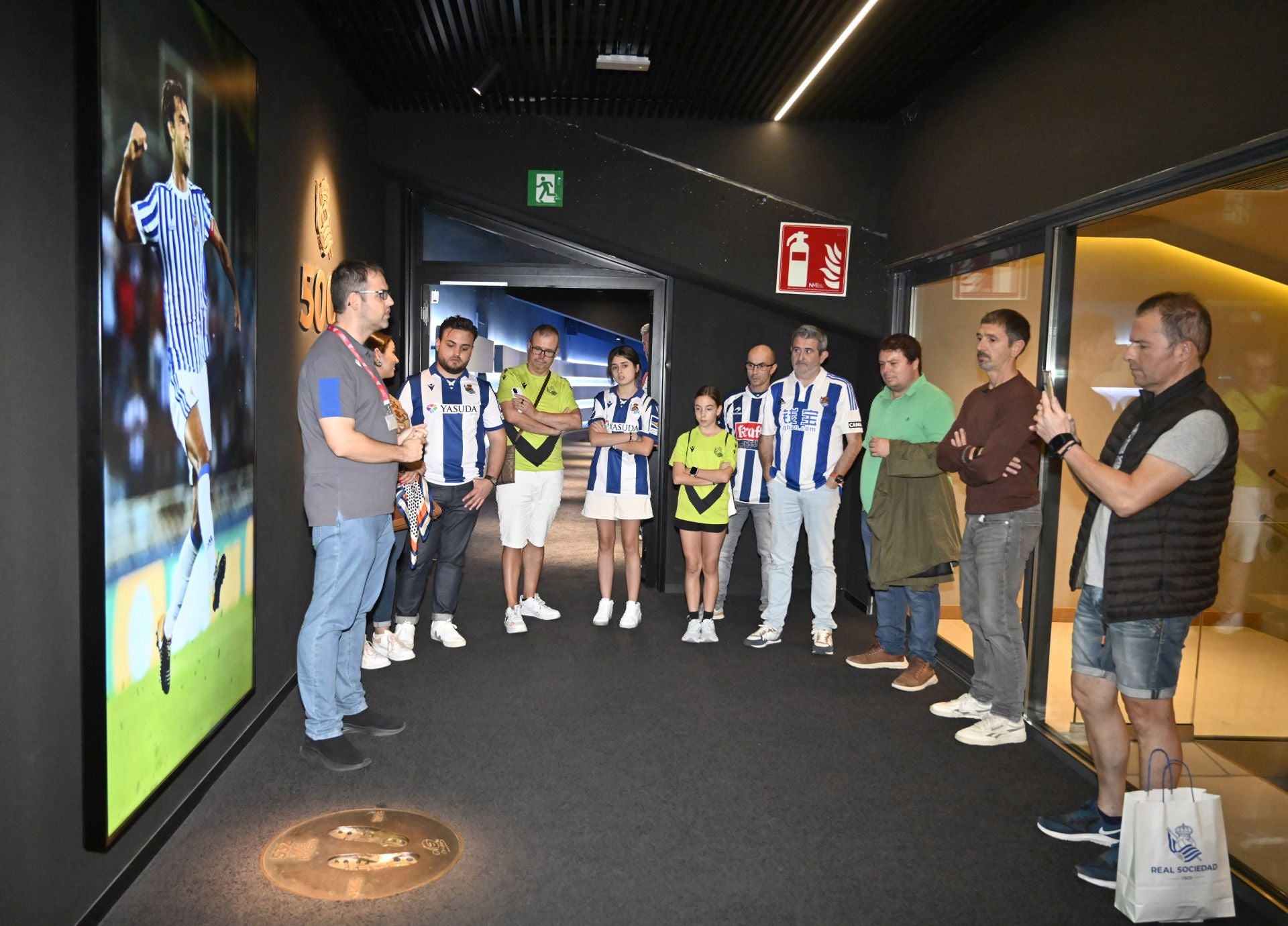 La visita por los rincones del Reale Arena de la mano de las leyendas del club, en imágenes