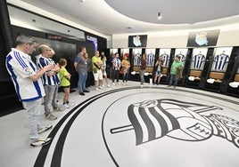 Aitor López Rekarte ejerce de guía en la visita por los rincones secretos de Anoeta.