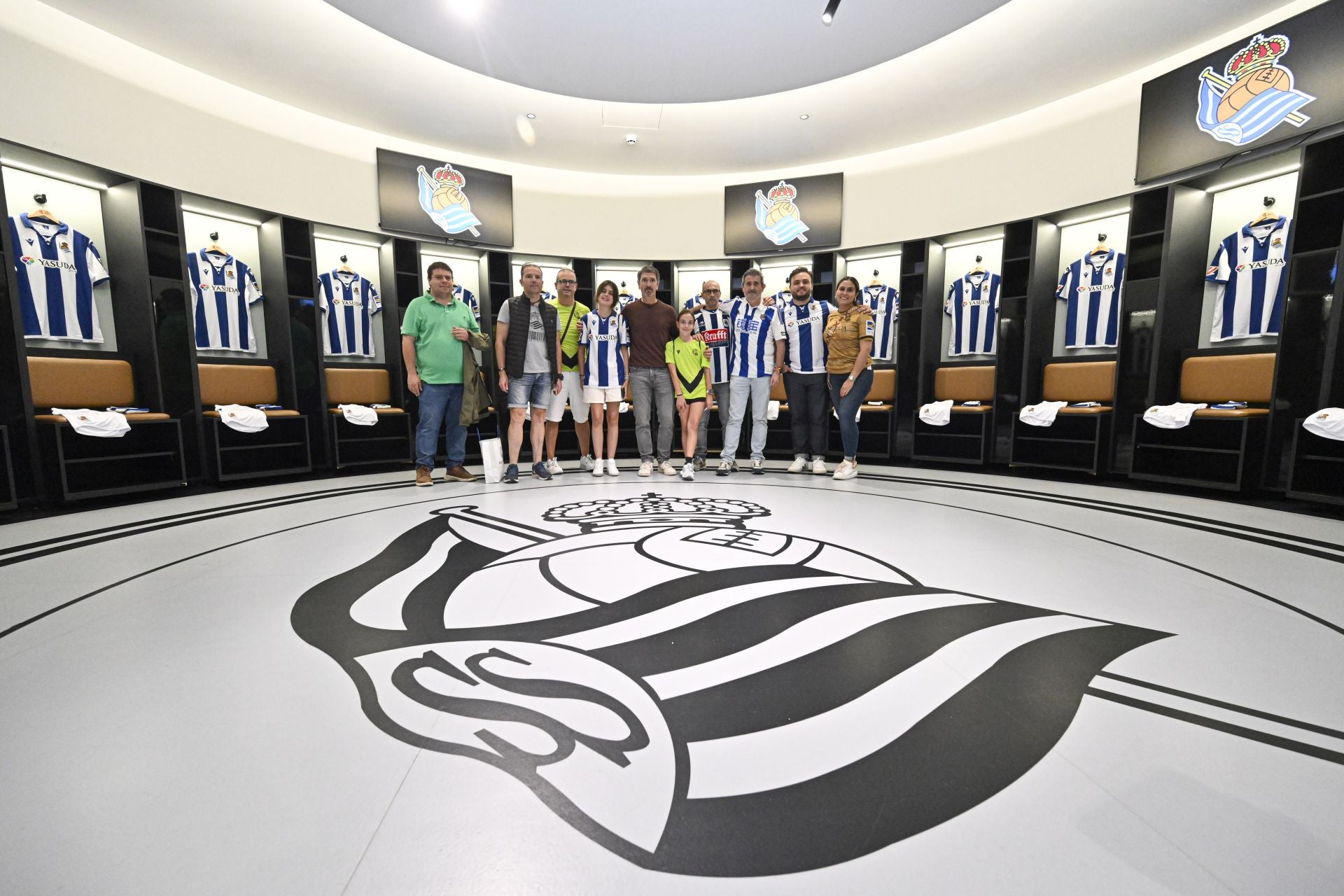 La visita por los rincones del Reale Arena de la mano de las leyendas del club, en imágenes