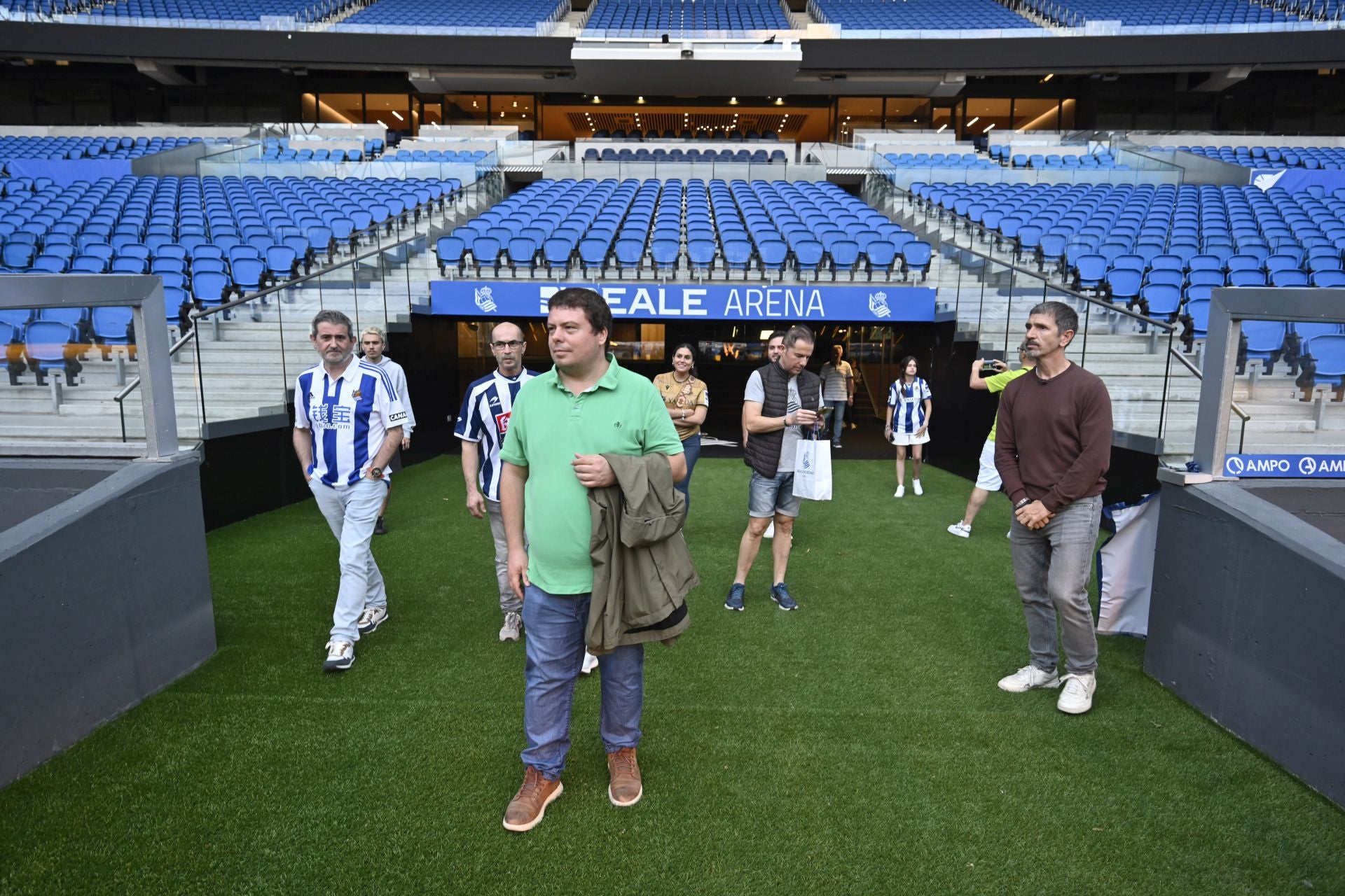 La visita por los rincones del Reale Arena de la mano de las leyendas del club, en imágenes