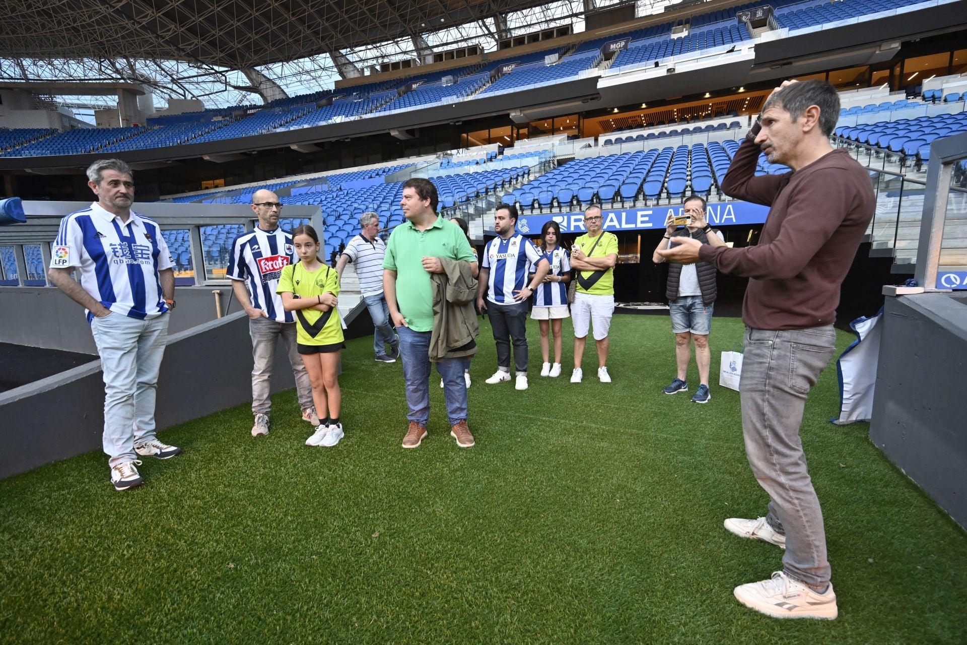 La visita por los rincones del Reale Arena de la mano de las leyendas del club, en imágenes