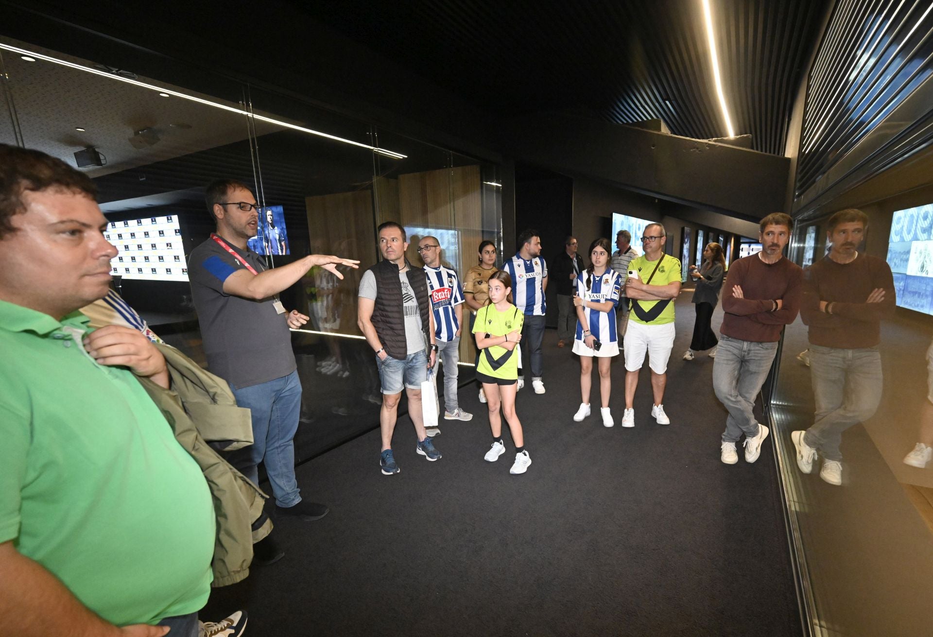 La visita por los rincones del Reale Arena de la mano de las leyendas del club, en imágenes