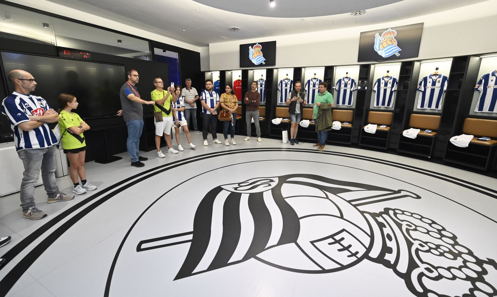 La visita por los rincones del Reale Arena de la mano de las leyendas del club, en imágenes