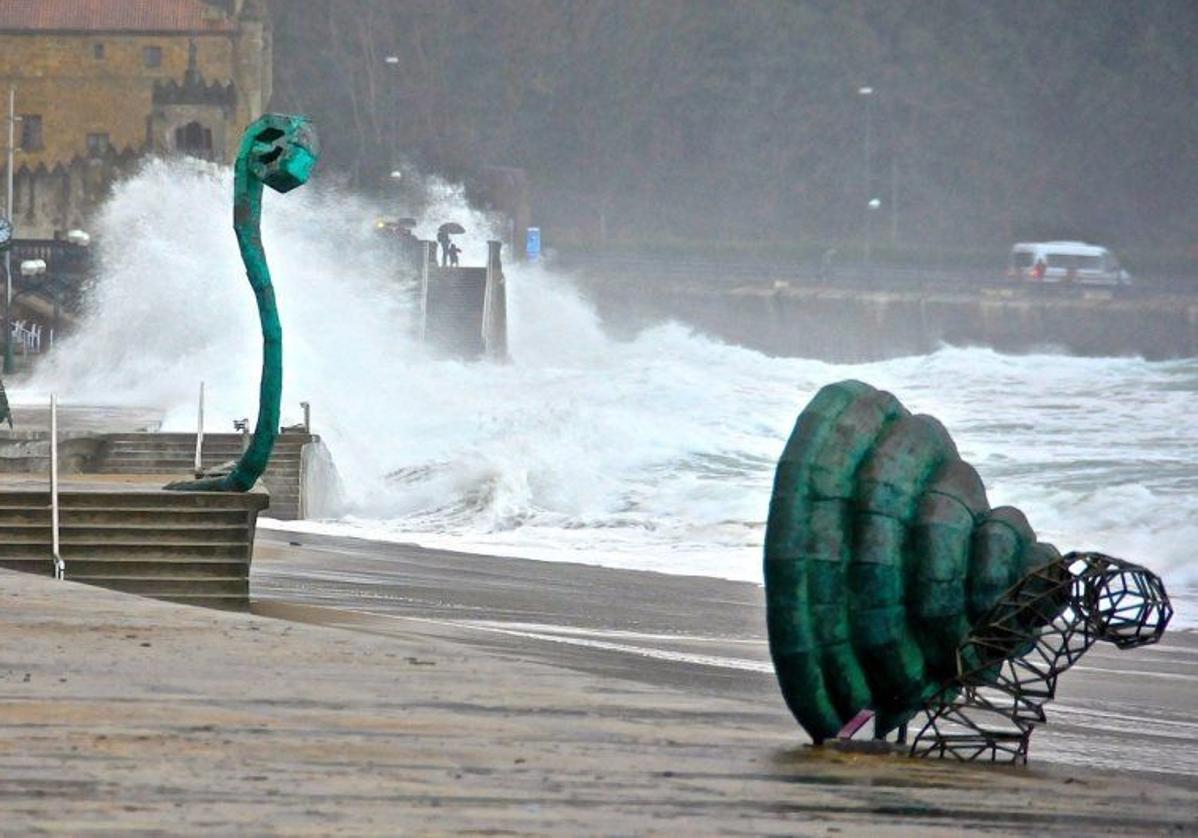 Una imagen del fuerte oleaje en la playa de Zarautz durante un temporal.