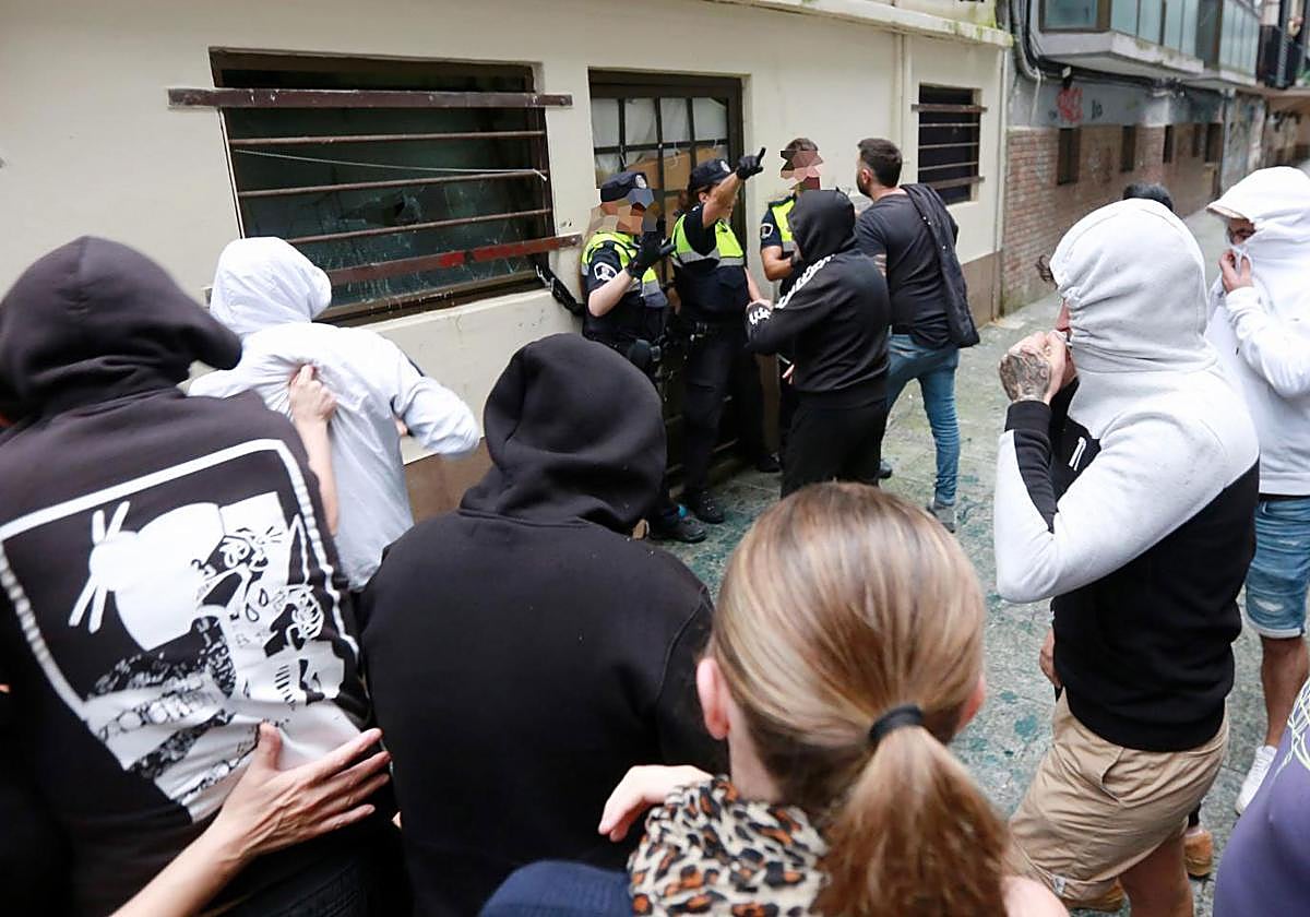 Vecinos de Trintxerpe protestan frente al local okupado, protegido por la policía local