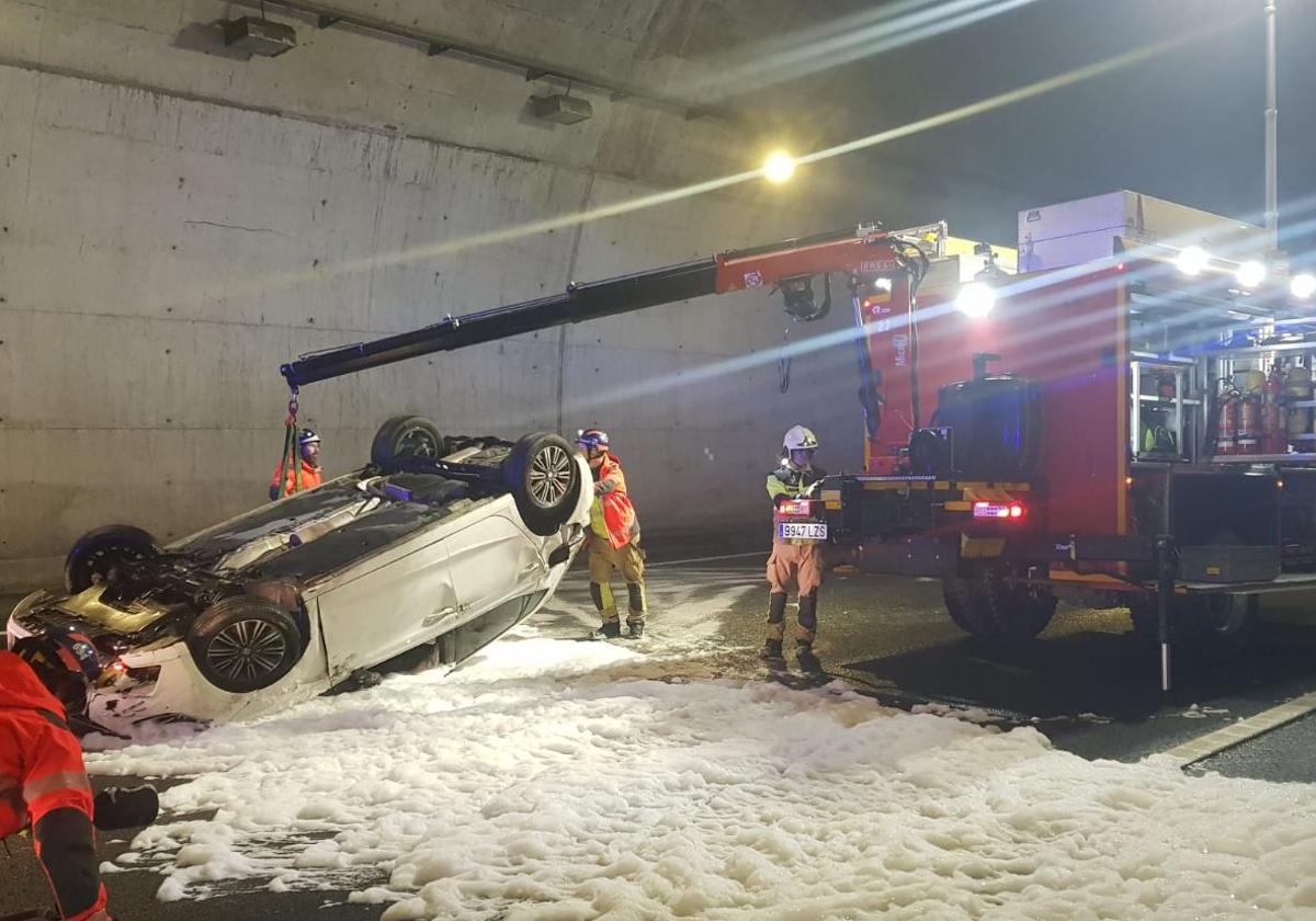 Un turismo ha sufrido una salida de calzada en el interior del túnel de Txoritokieta, en la GI-20 a la altura de Errenteria.