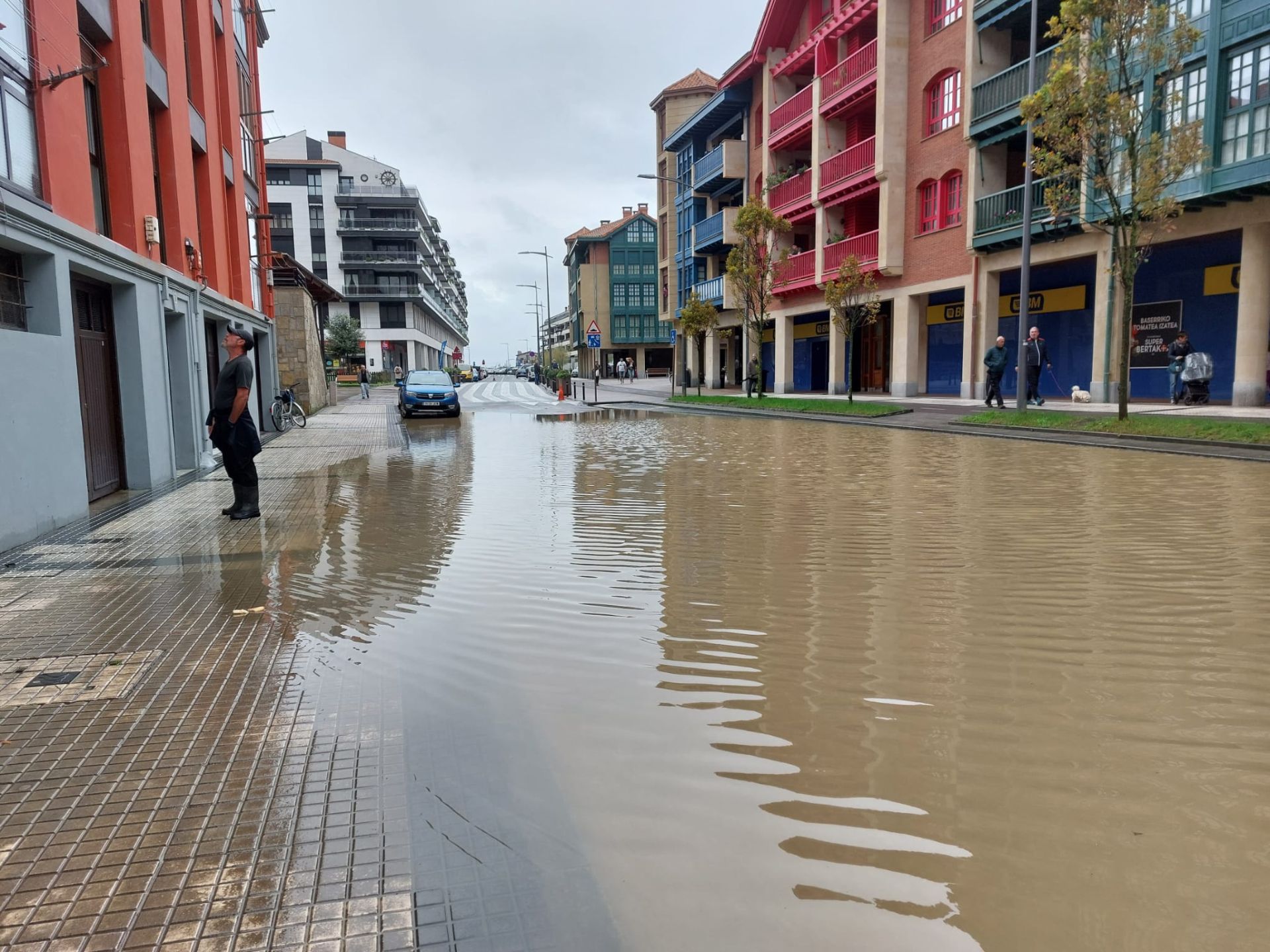 Las fuertes lluvias dejan inundaciones en Zumaia