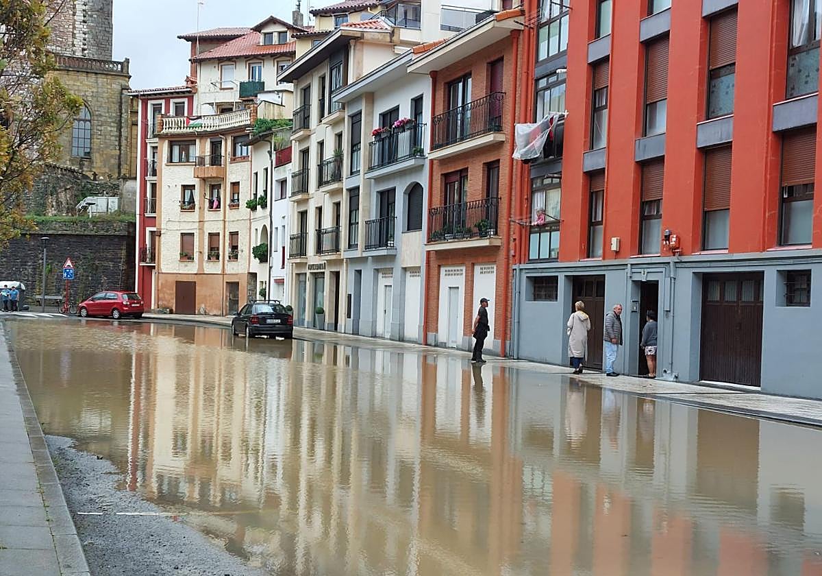 Las fuertes lluvias dejan inundaciones en Zumaia