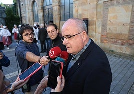 Joseba Egibar, que este viernes por la mañana anunció que se retira del GBB, contesta a los periodistas a las puertas del convento de los benedictinos en Lazkao.