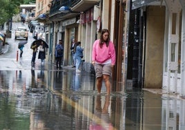 La Foru Plaza junto a la calle María de Lezo quedaron inundadas ayer por la tarde.