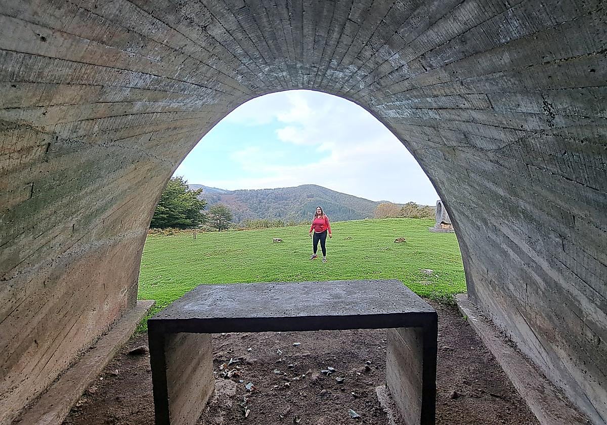 El interior de la capilla de cemento te envuelve de una energía especial.