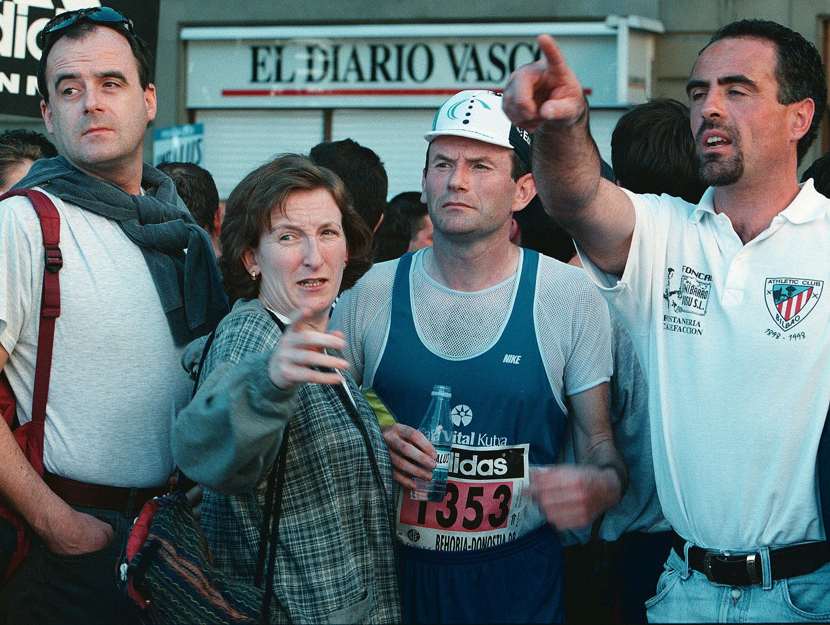 El lehendakari Ibarretxe, junto a su esposa Begoña, en la carrera Behobia-San Sebastián en la que participó. Junto a ellos, Egibar 
