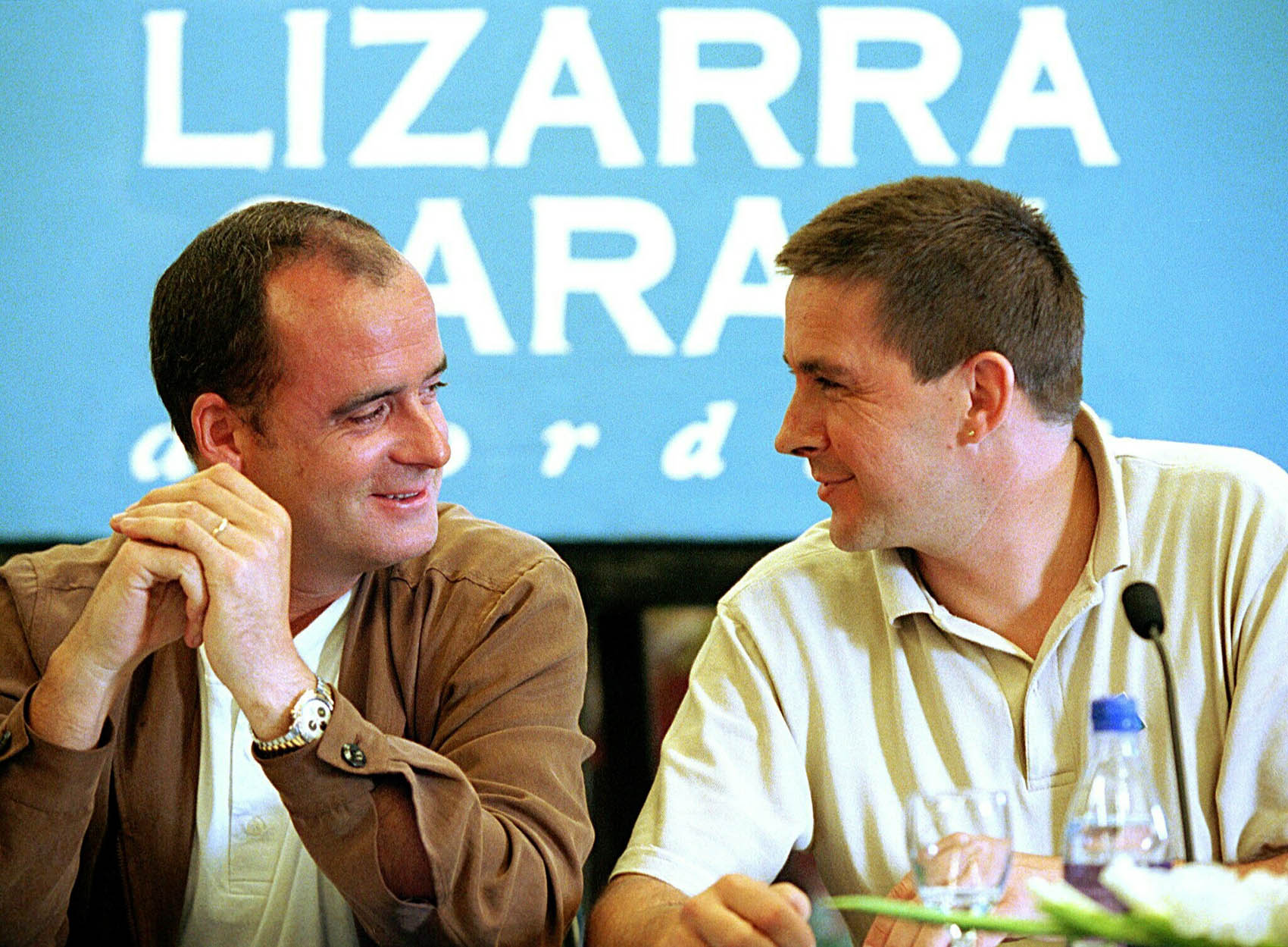 Con Arnaldo Otegi ha fraguado una relación especial no exenta de momentos de fricción. Egibar conversa con Otegi en la mesa del pacto de Lizarra.