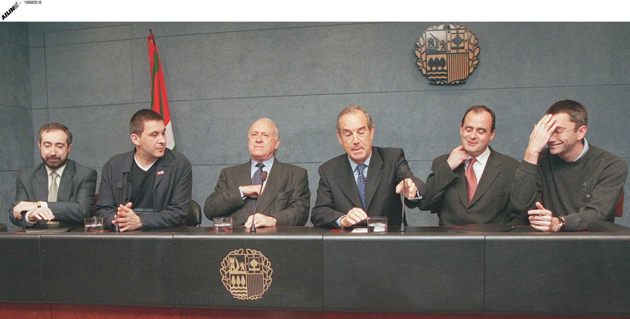 Firma del acuerdo PNV, EA y Euskal Herritarrok en mayo de 1999. En la imagen, de izquierda a derecha, Rafa Larreina, Arnaldo Otegi, Xabier Arzalluz, Carlos Garaikoetxea, Joseba Egibar y Joseba Permach en la comparecencia ante la prensa. Meses después Ibarretxe dio por suspendido el acuerdo tras romper ETA su tregua.