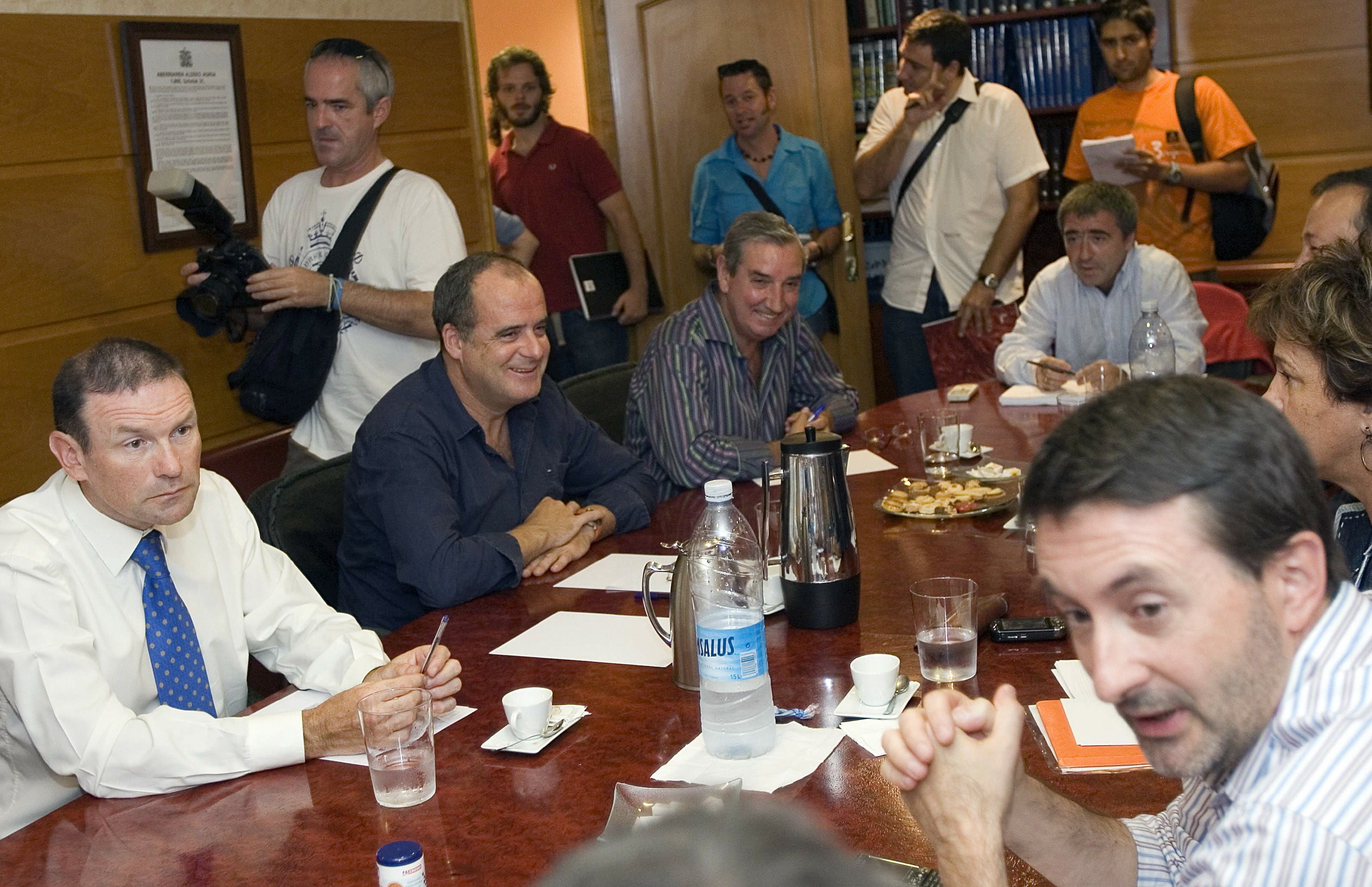 Egibar, junto a Josu Jon Imaz, que preside el EBB, y Juan José Ibarretxe, que asiste como lehendakari, durante una reunión de la dirección del PNV en Bilbao.