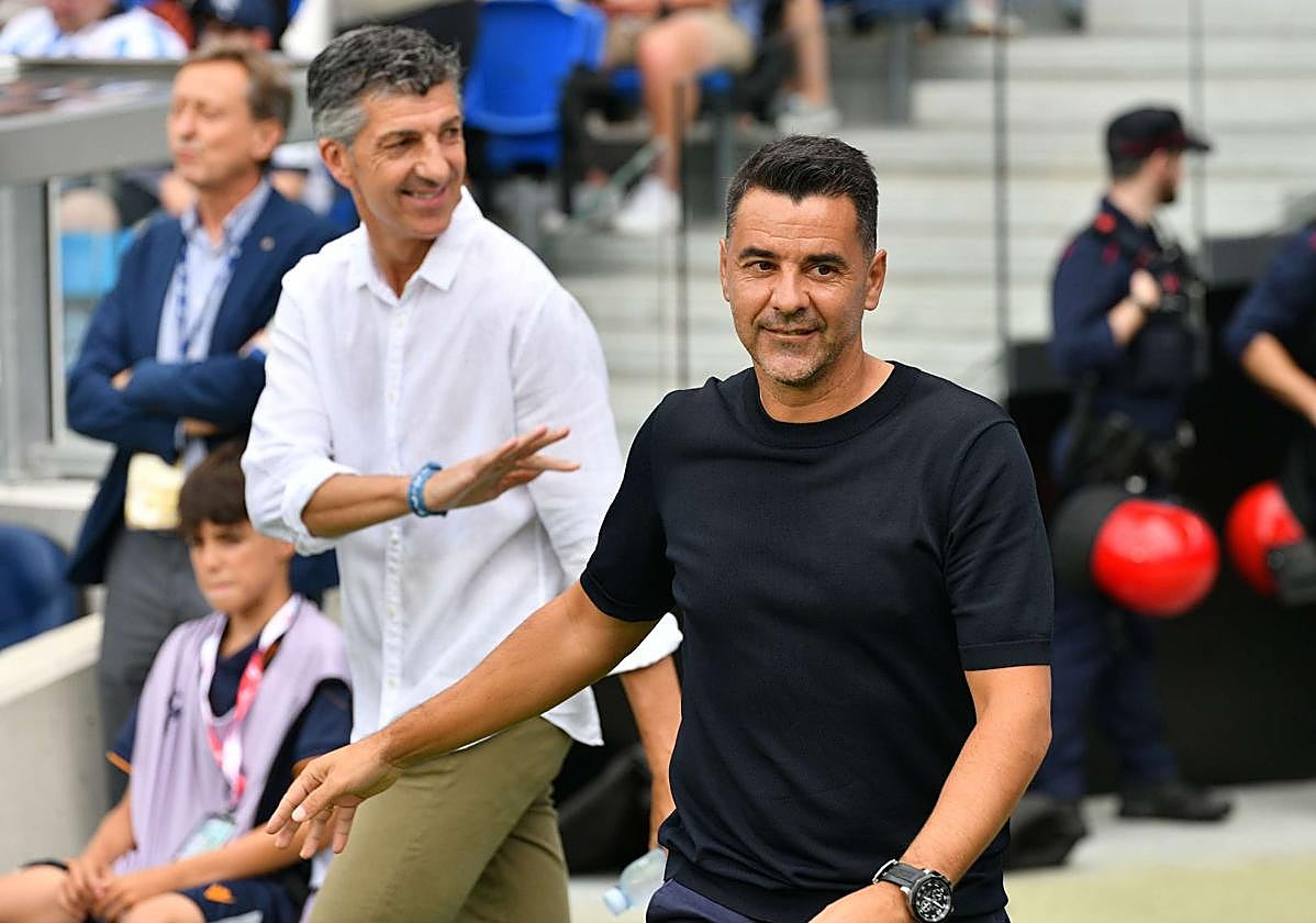 Míchel, tras saludar a Imanol antes de un Real Sociedad-Girona