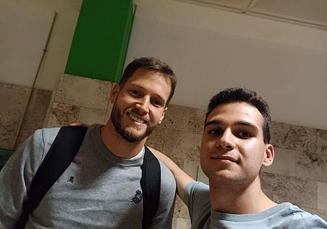 Edgar Sais, estudiante y aficionado de la Real, ha acudido al aeropuerto para ver llegar a la Real.