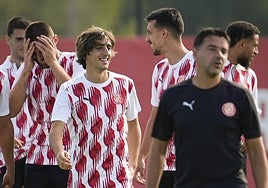 Bryan Gil, junto a sus compañeros y Míchel en un entrenamiento del Girona