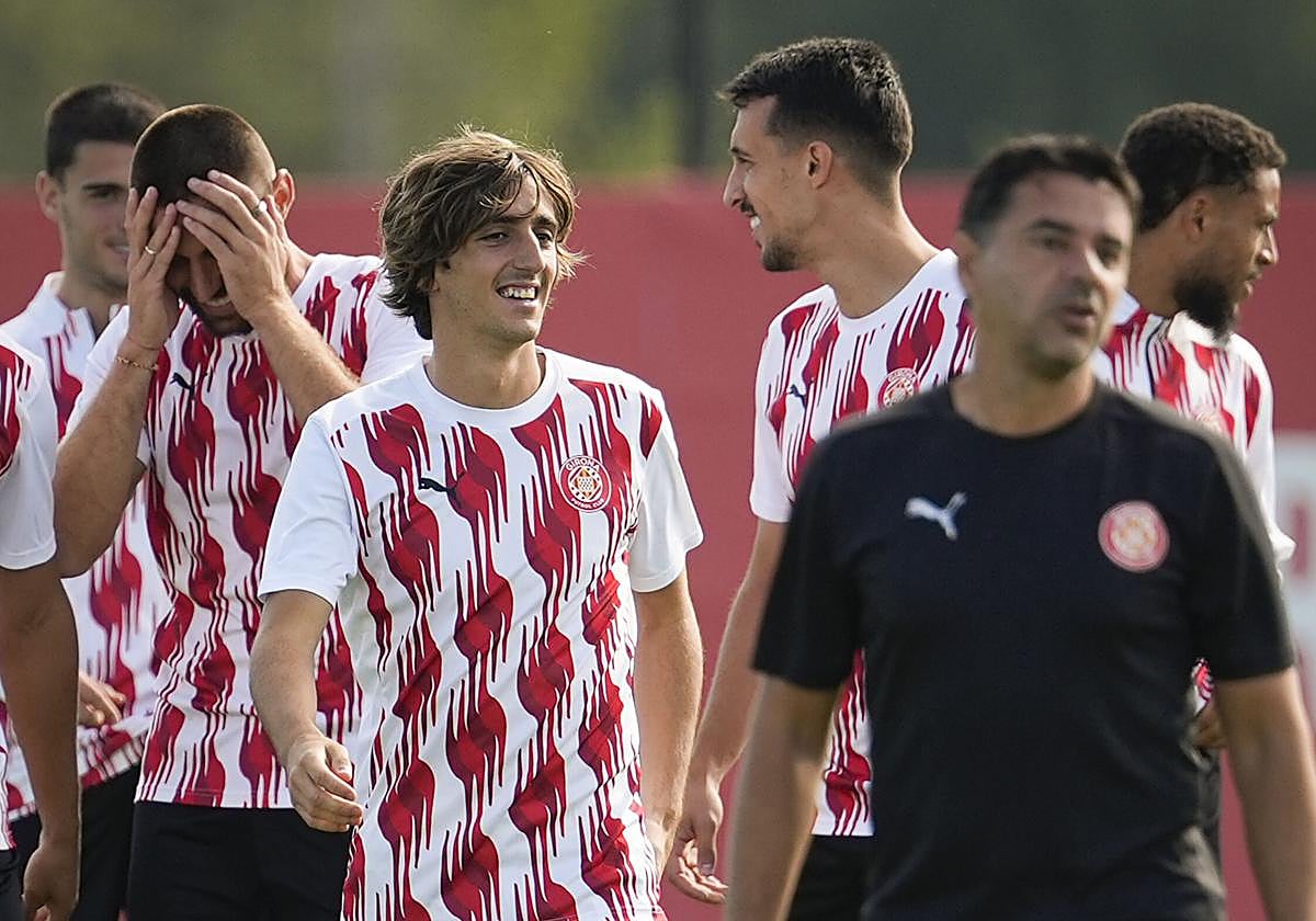 Bryan Gil, junto a sus compañeros y Míchel en un entrenamiento del Girona