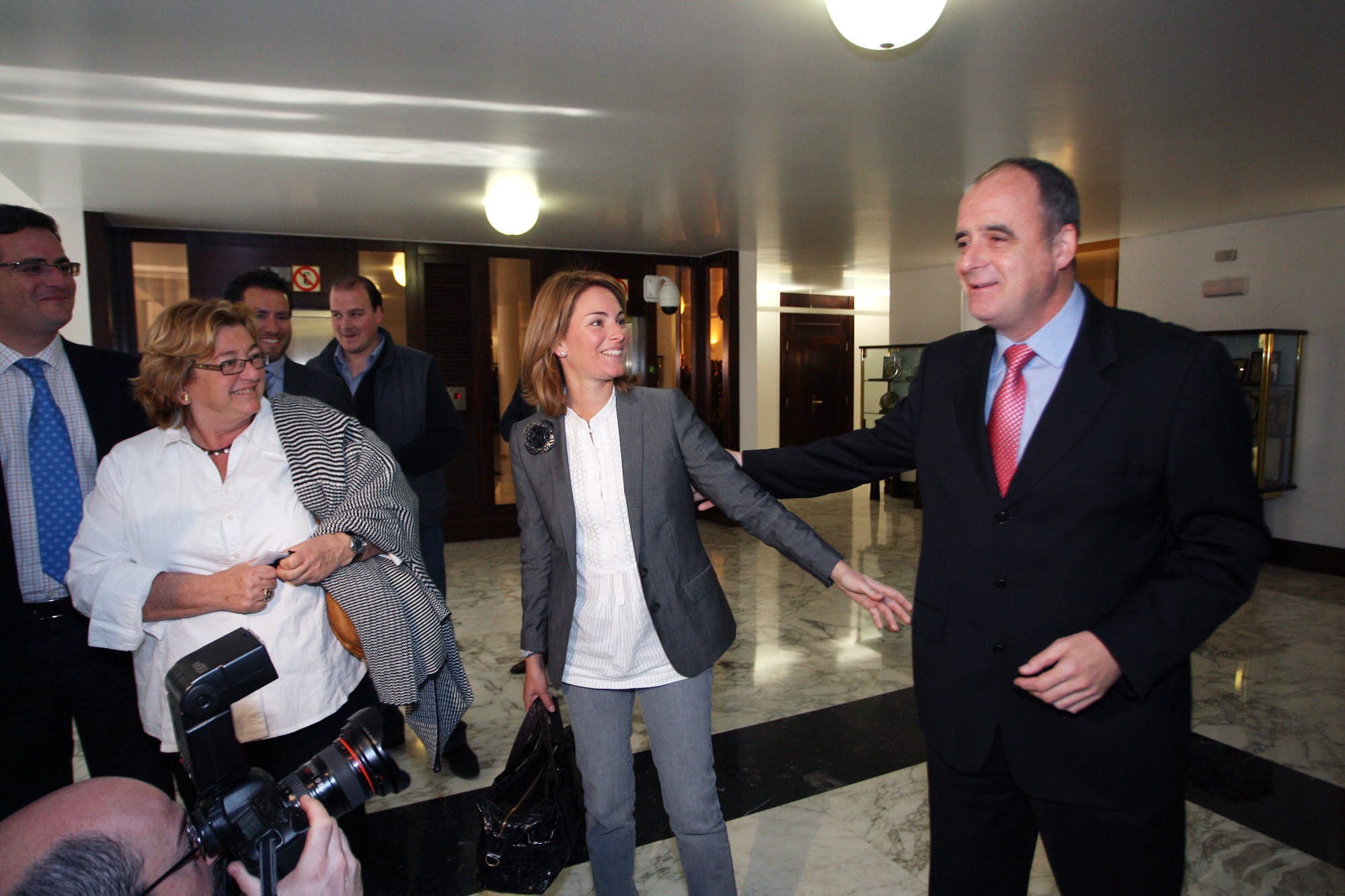 Joseba Egibar con las dirigentes del PP Arantxa Quiroga -que fue presidenta del Parlamento entre 2009 y 2012- y María José Usandizaga. 