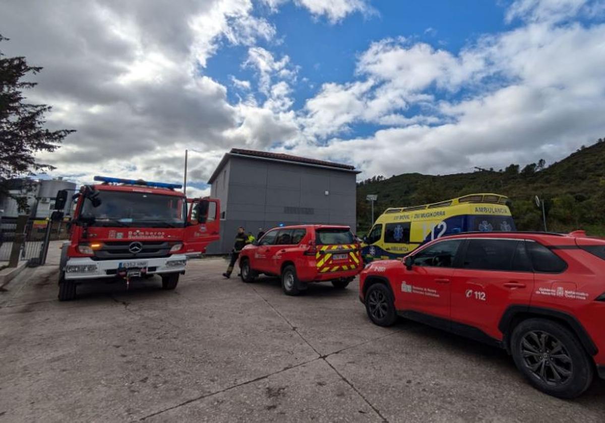 ehículos de los equipos de emergencia, en el lugar del suceso.