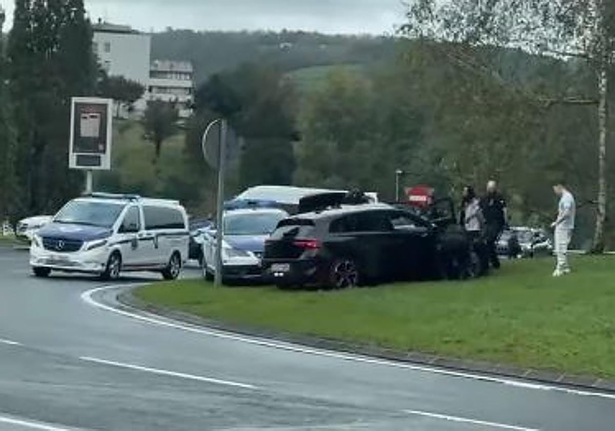 Tras la persecución el coche del arrestado ha acabado dentro de la rotonda junto a los bomberos.