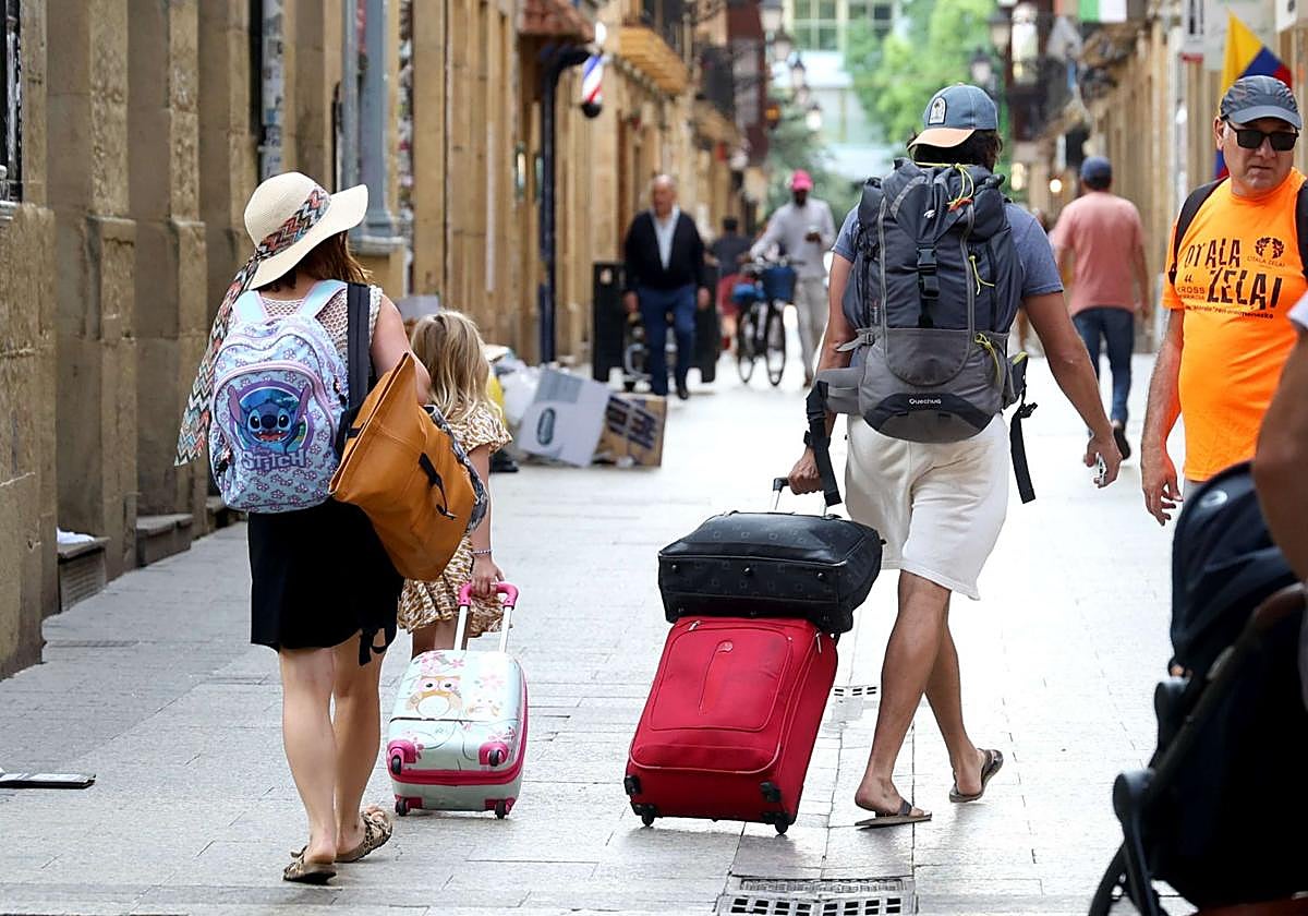 Turistas en la Parte Vieja de Donostia este verano.