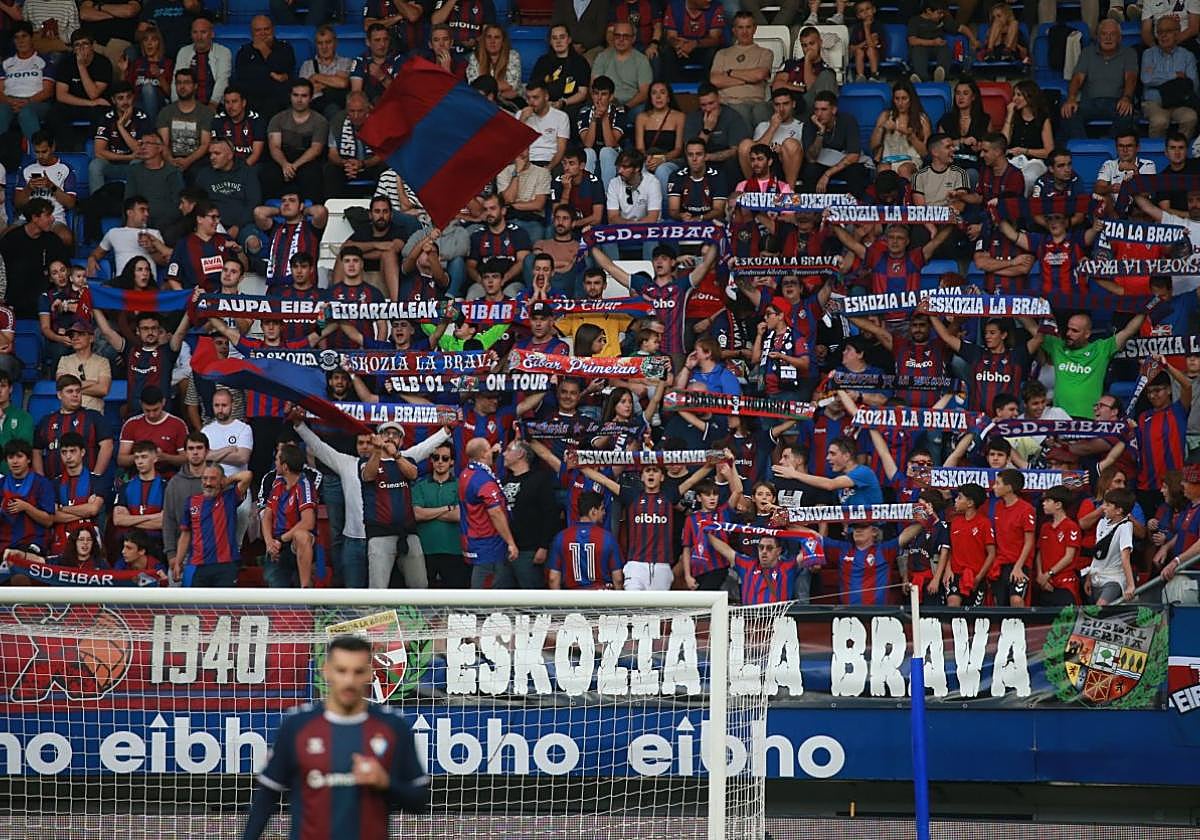 La grada de gol este, prácticamente llena durante el encuentro del Eibar frente al Eldense.