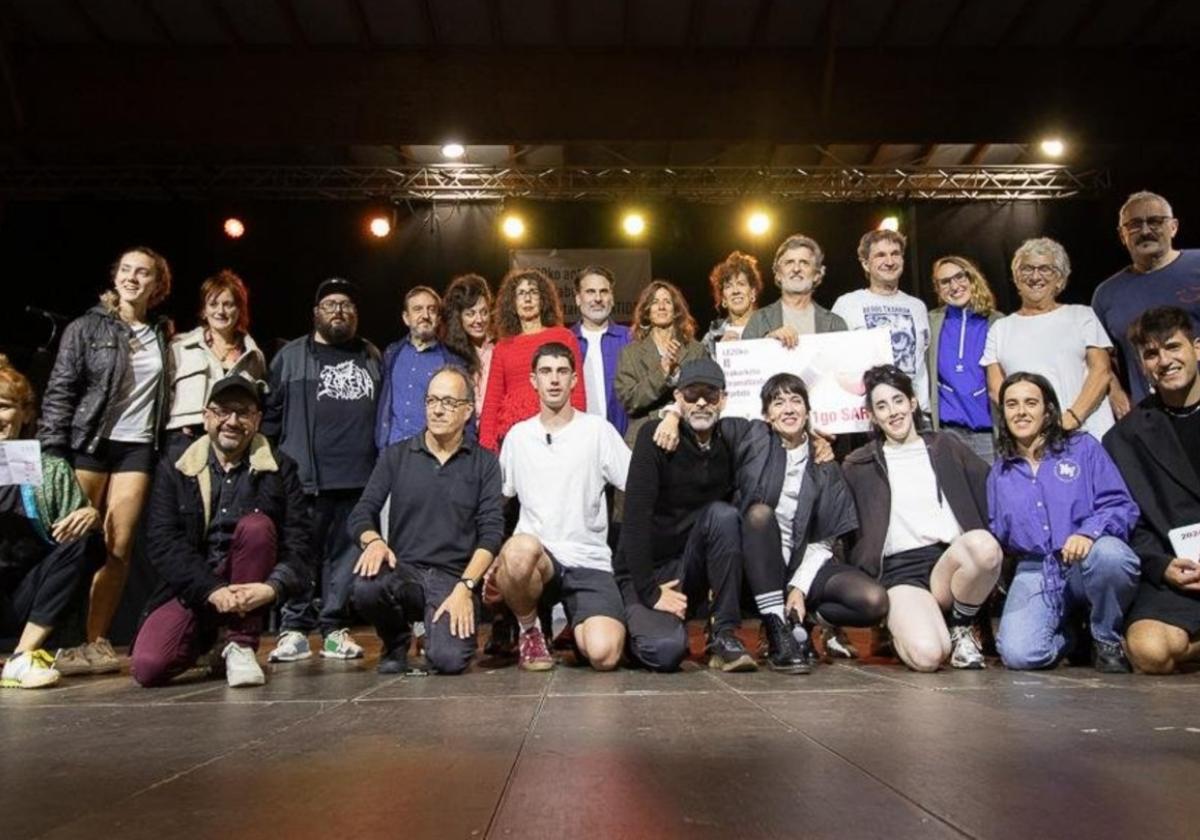 Todos los participantes en la dramatización de los textos teatrales breves junto con responsables municipales y el alcalde Mikel Arruti.