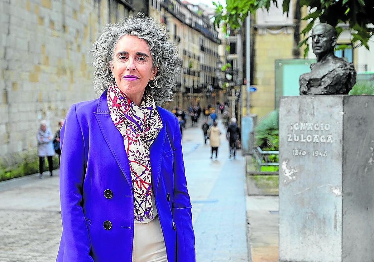 La vicelehendakari Ibone Bengoetxea posa junto a la escultura de Ignacio Zuloaga, en la Parte Vieja de San Sebastián.